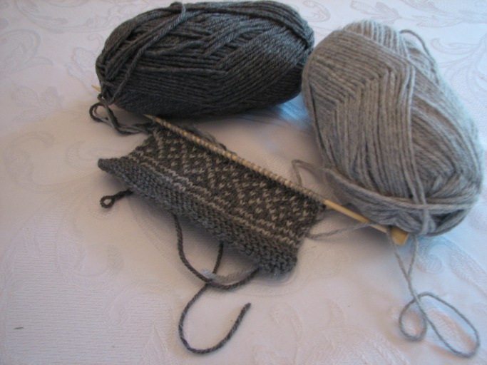 http://www.thirtysomethingblog.com/images/November 2010/knitting%20-%20gray%20scarf.JPG